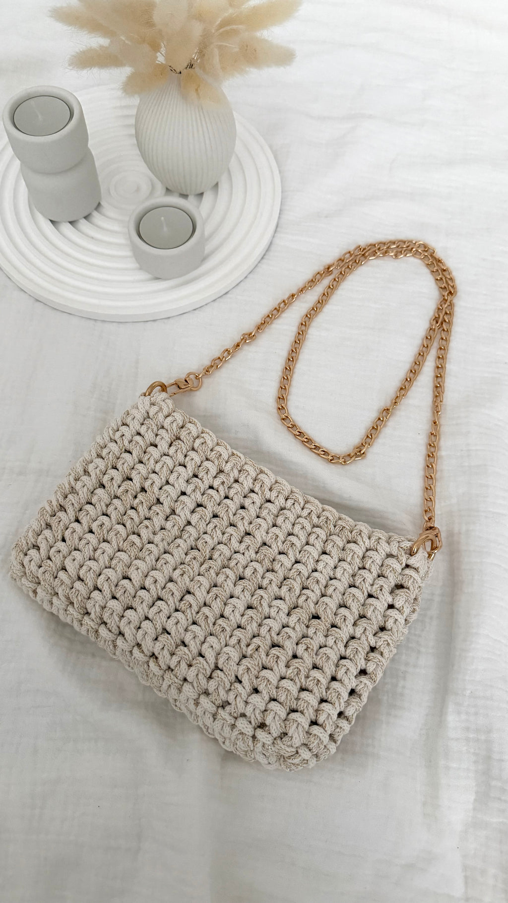 Handgehäkelte Schultertasche mit Kette