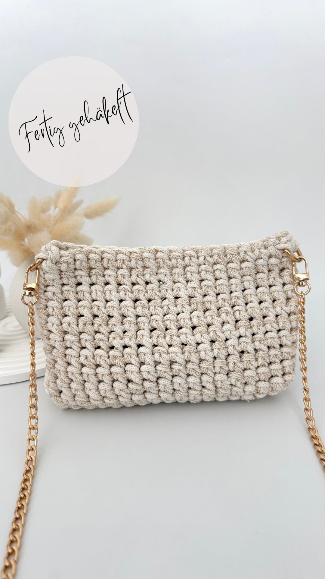 Handgehäkelte Schultertasche mit Kette