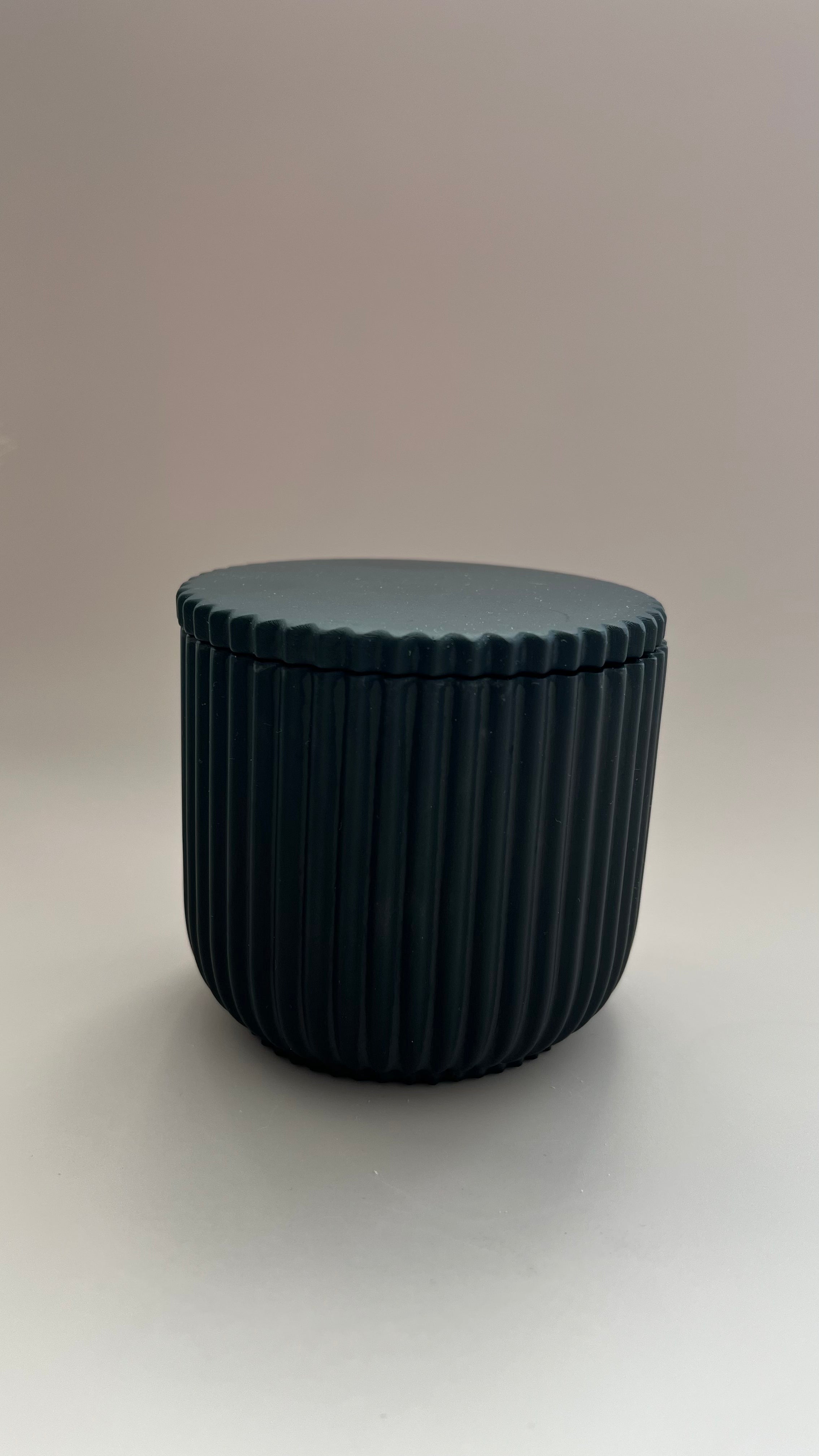 Geriffelte Dose mit Deckel