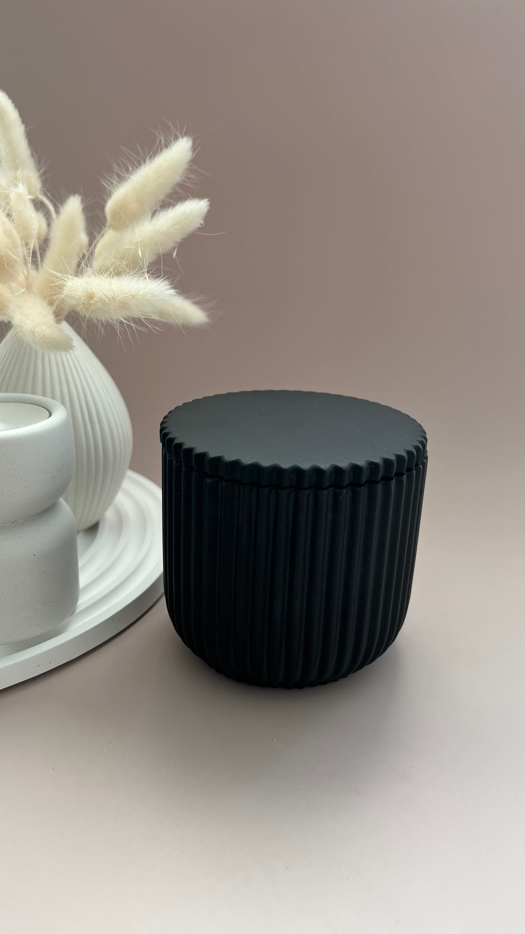 Geriffelte Dose mit Deckel